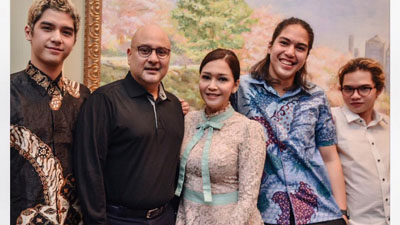 Maia Estianty Pamer Foto Keluarga Baru, Ini Tanggapan Netizen